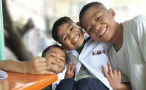Le sourire spontanée des enfants. La Vraie Joie leçon des pauvres